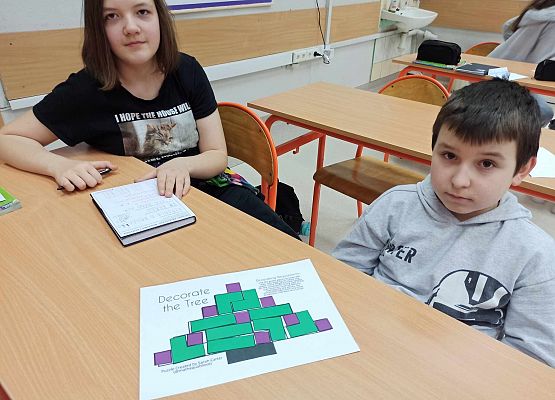 Emilka i Czarek z choinką