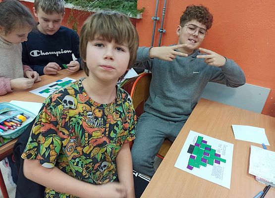 Adam i Artur z choinką