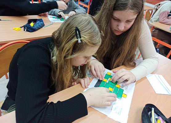 Wiktoria i Oliwia układają choinkę