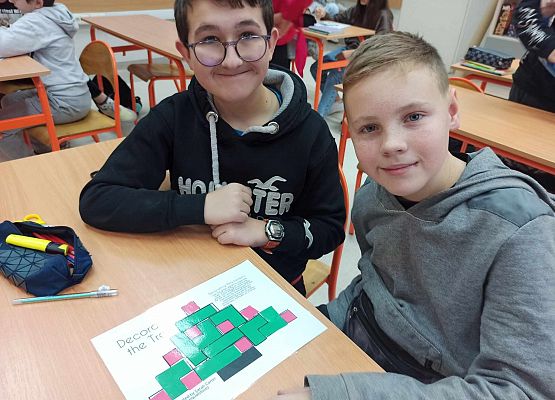 Patryk i Bartek z choinką