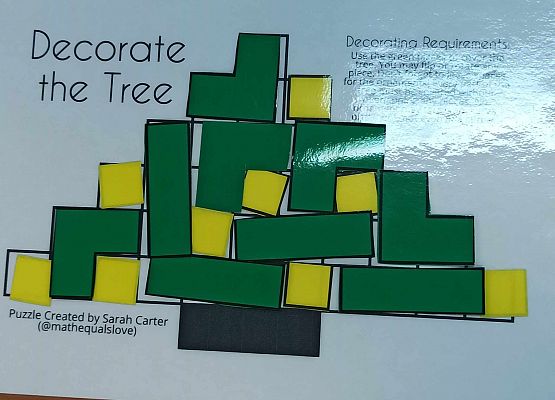 choinka z zółtymi bombkami