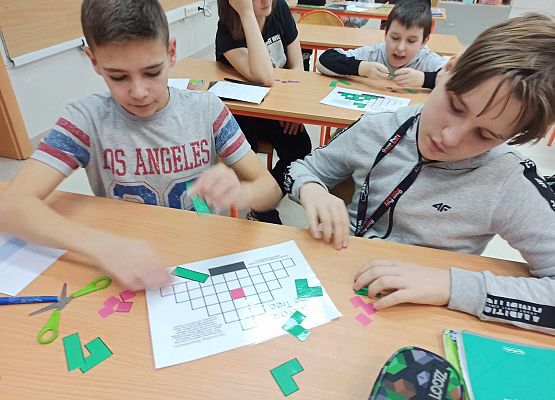 Mikołaj i Ksawery układają choinki