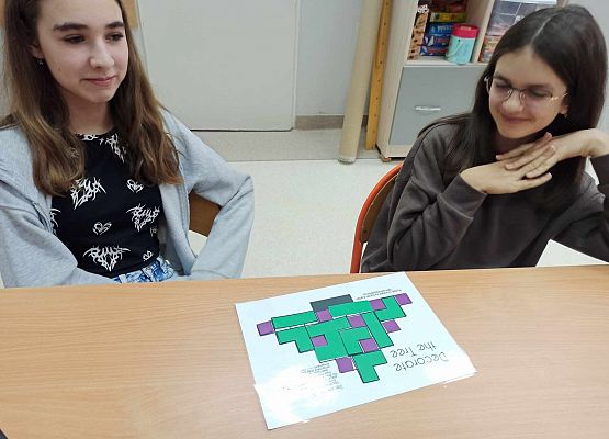 Maja i Agnieszka z choinką