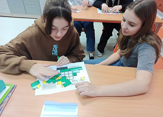 Natasza i Nina układają choinkę