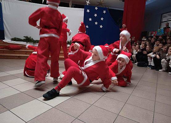 taniec Mikołajów klasy 1