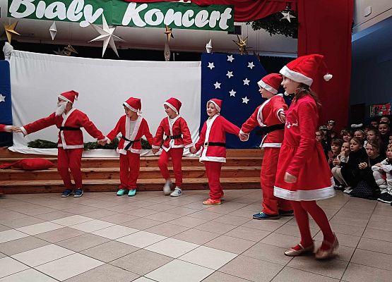 taniec Mikołajów klasy 1