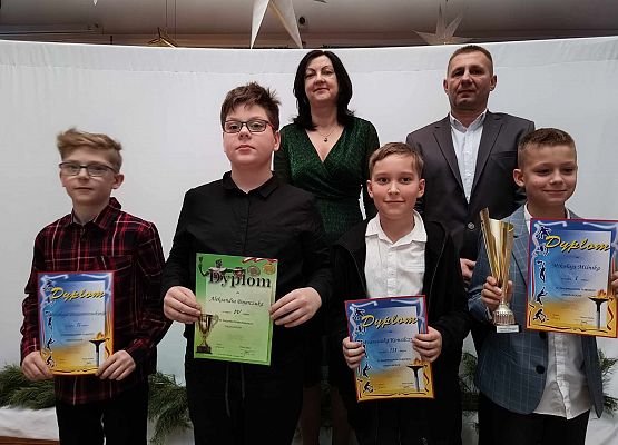 chłopcy z dyplomami za udział w świątecznum turnieju strzeleckim