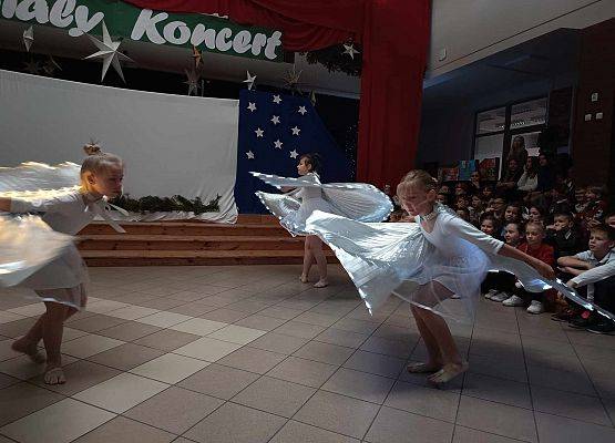 taniec dziewczynek z klas 1-3 ze świecącymi skrzydłami