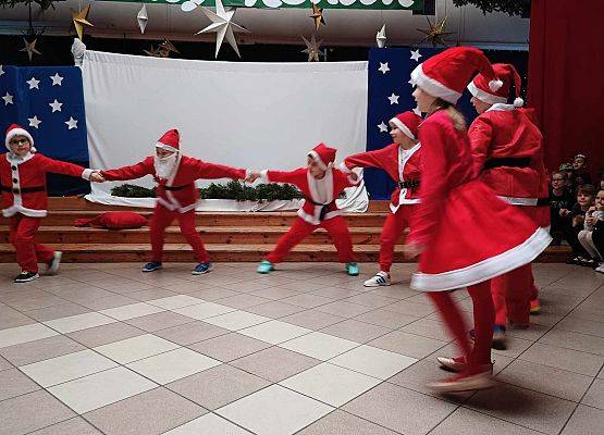 taniec Mikołajów klasy 1