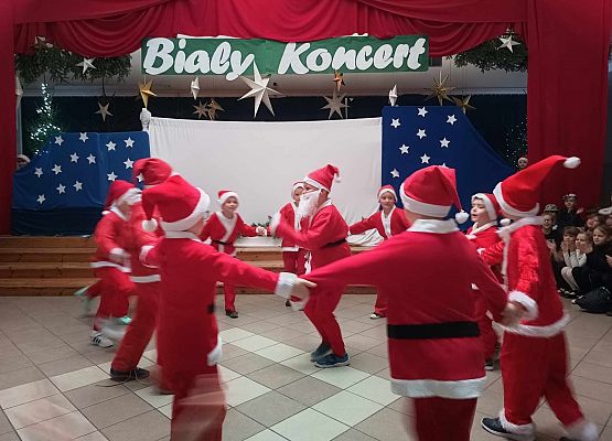 taniec Mikołajów klasy 1