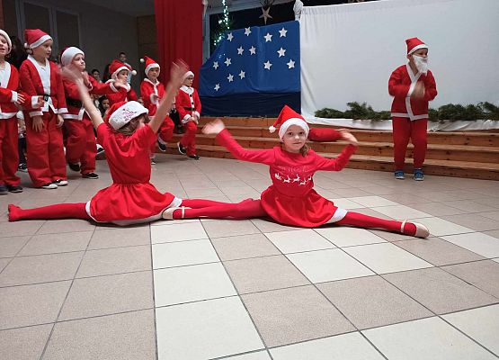 taniec Mikołajów klasy 1