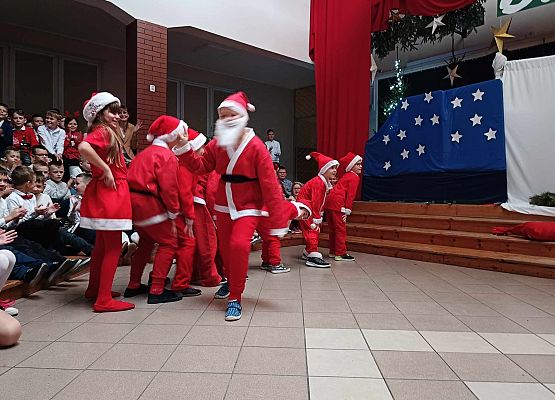 taniec Mikołajów klasy 1