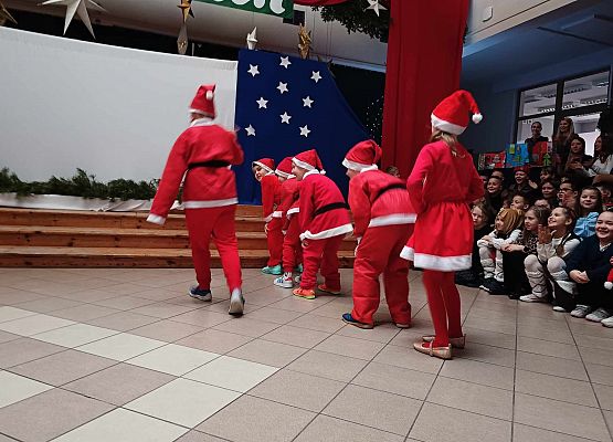 taniec Mikołajów klasy 1