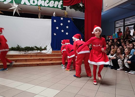 taniec Mikołajów klasy 1