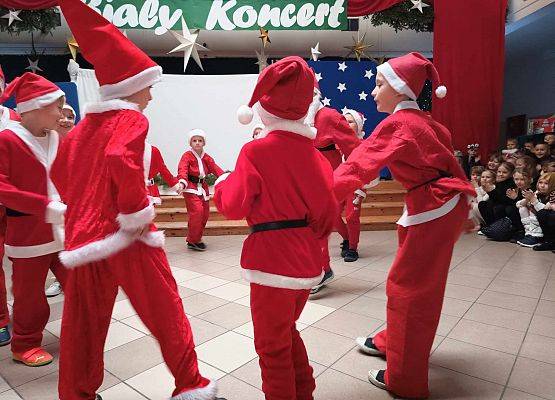 taniec Mikołajów klasy 1