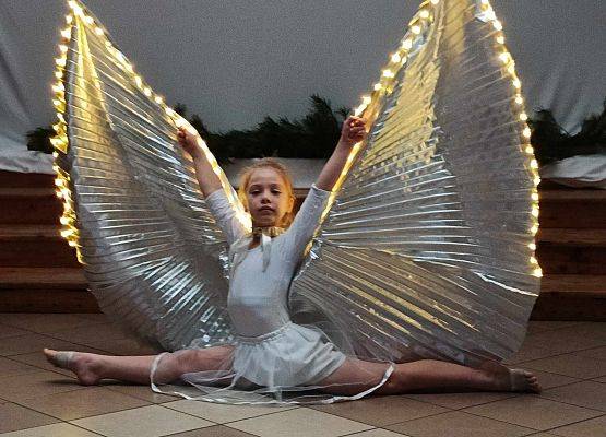 taniec dziewczynek z klas 1-3 ze świecącymi skrzydłami