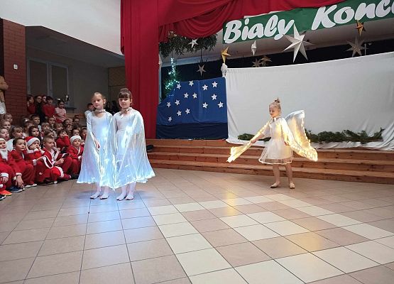 taniec dziewczynek z klas 1-3 ze świecącymi skrzydłami