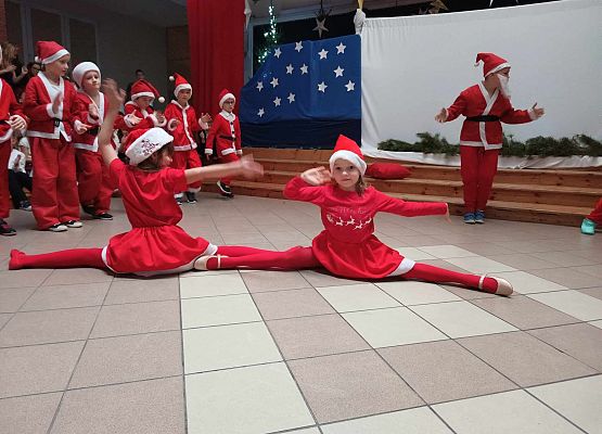 taniec Mikołajów klasy 1