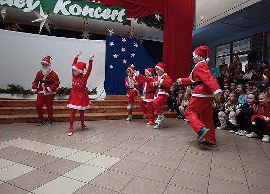 taniec Mikołajów klasy 1