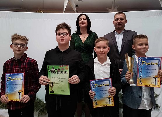 chłopcy z dyplomami za udział w świątecznum turnieju strzeleckim