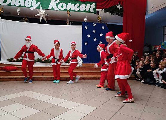 taniec Mikołajów klasy 1