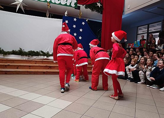 taniec Mikołajów klasy 1