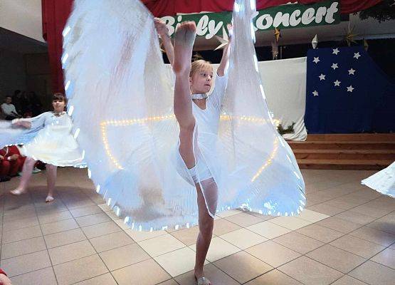 taniec dziewczynek z klas 1-3 ze świecącymi skrzydłami