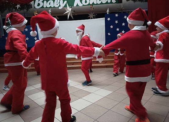 taniec Mikołajów klasy 1