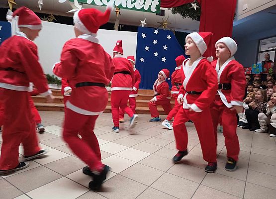 taniec Mikołajów klasy 1