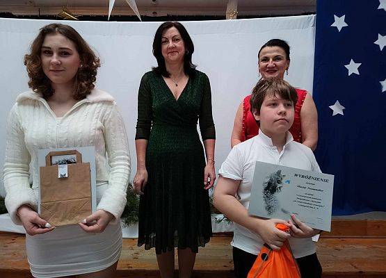 Julia i Maciek z dyplomami