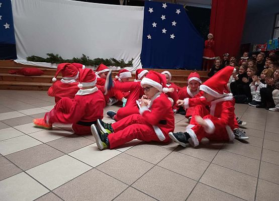 taniec Mikołajów klasy 1