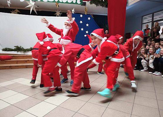 taniec Mikołajów klasy 1