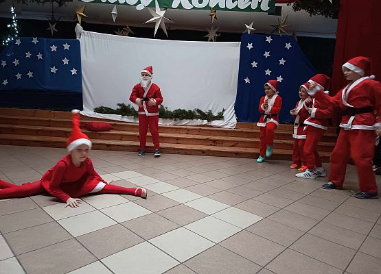 taniec Mikołajów klasy 1