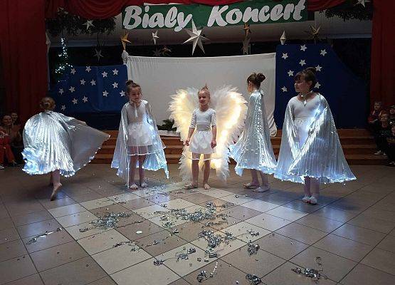 taniec dziewczynek z klas 1-3 ze świecącymi skrzydłami