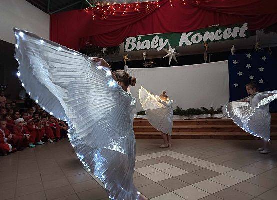 taniec dziewczynek z klas 1-3 ze świecącymi skrzydłami
