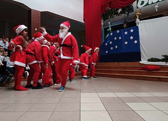 taniec Mikołajów klasy 1