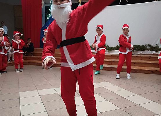 taniec Mikołajów klasy 1