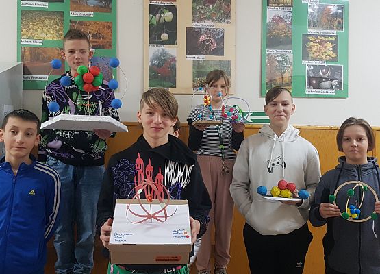Uczniowie klasy 7a prezentują modele budowy atomu.