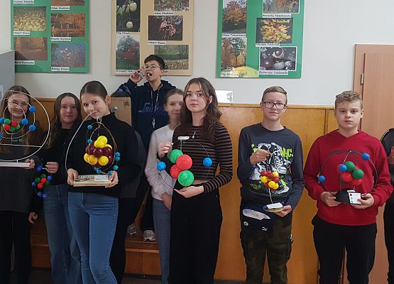 Uczniowie klasy 7b prezentują modele budowy atomu.
