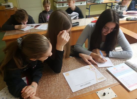 Dziewczynki wykreśląją słowa dotyczace wodorotlenków.