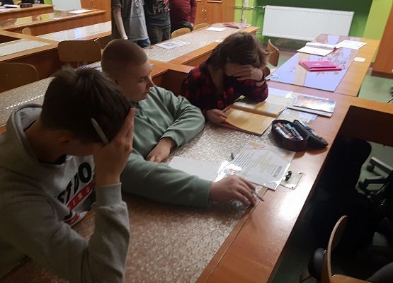 Uczniowie rozwiązują zadanie.