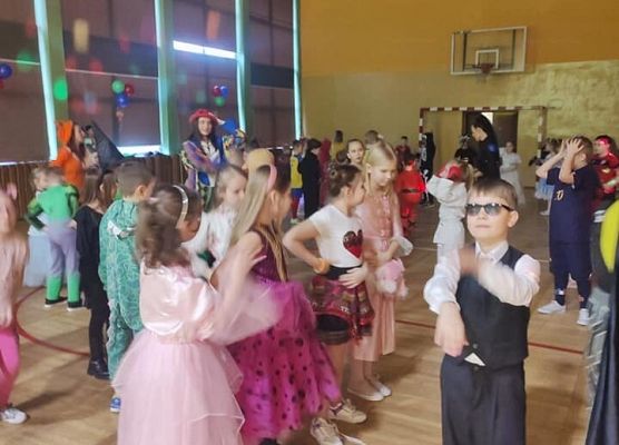 bal karnawałowy dzieci się bawią