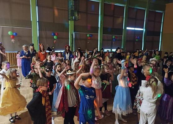 bal karnawałowy dzieci tańczą
