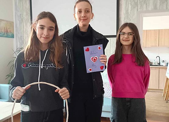 Pani Oliwia wraz z uczennicami z kółka English Corner