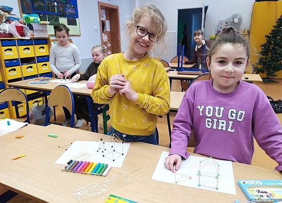 Grafika 1: Uczniowie klasy 2b podczas realizacji Ogólnopolskiego projektu edukacyjnego  (Nie)zwykła matematyka.