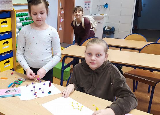 Grafika 3: Uczniowie klasy 2b podczas realizacji Ogólnopolskiego projektu edukacyjnego  (Nie)zwykła matematyka.