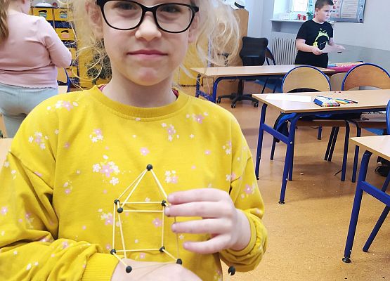 Grafika 5: Uczniowie klasy 2b podczas realizacji Ogólnopolskiego projektu edukacyjnego  (Nie)zwykła matematyka.