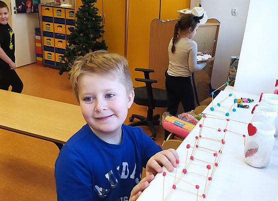 Grafika 6: Uczniowie klasy 2b podczas realizacji Ogólnopolskiego projektu edukacyjnego  (Nie)zwykła matematyka.