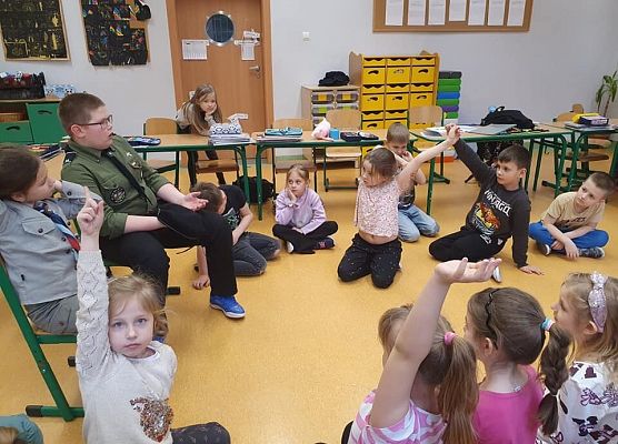 uczniowie 1c z zainteresowaniem słuchają Michała