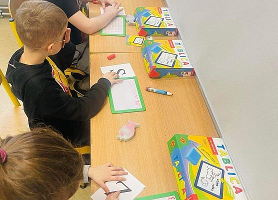 Uczniowie rozpoznają litery dotykiem